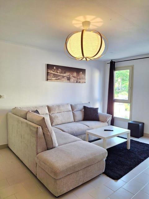 Bed, Living room