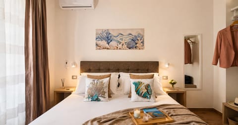 Bed, Photo of the whole room, Bedroom, air conditioner