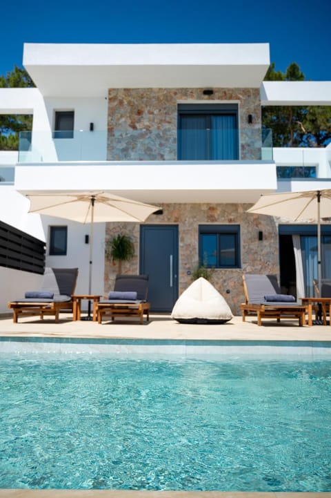Property building, Patio, Day, Pool view, Swimming pool, sunbed