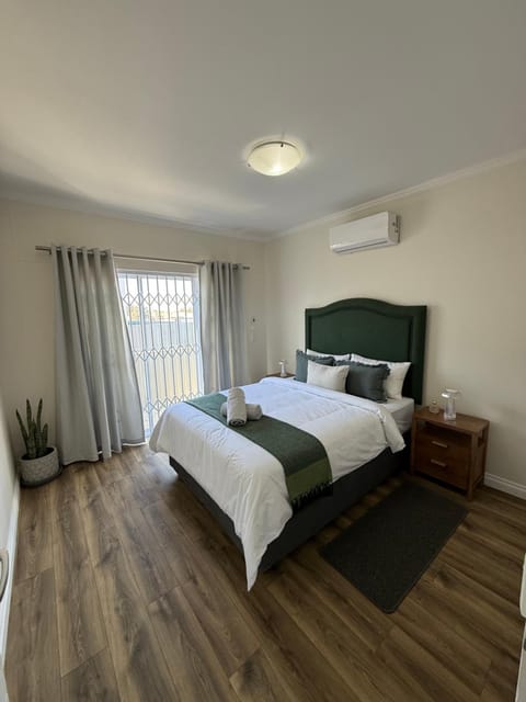 Bed, Bedroom, towels, air conditioner