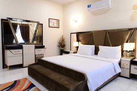 Bed, TV and multimedia, Balcony/Terrace, Photo of the whole room, Seating area, Bedroom, air conditioner