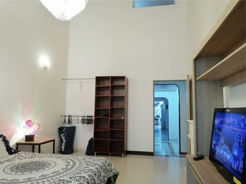 Bed, TV and multimedia, Photo of the whole room, Bedroom