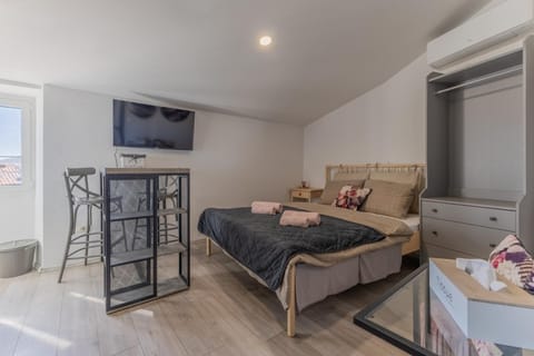 Bedroom, towels