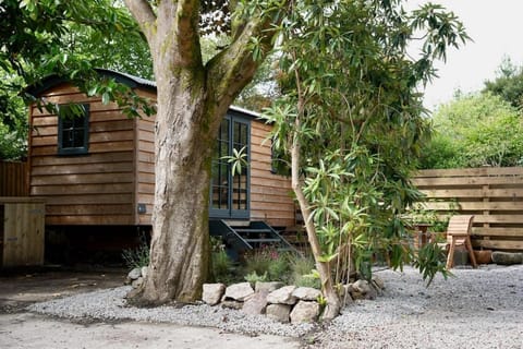 Property building, Day, Garden, Garden view, Parking