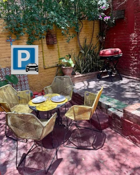 Day, Seating area, Dining area, Parking