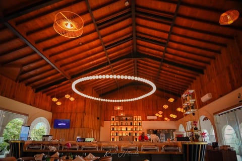Restaurant/places to eat, Lounge or bar, Food and drinks, Banquet/Function facilities, Drinks
