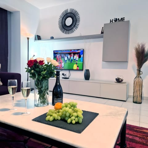 TV and multimedia, Living room, Food and drinks, Seating area, Food