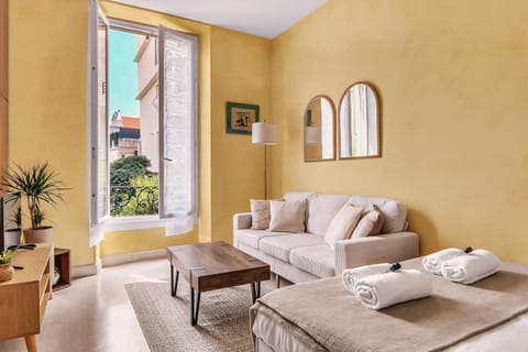 Bed, Living room, Photo of the whole room, Seating area, Bedroom
