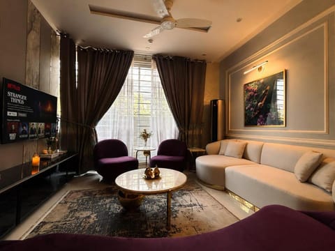 Communal lounge/ TV room, TV and multimedia, Living room, Seating area, Evening entertainment