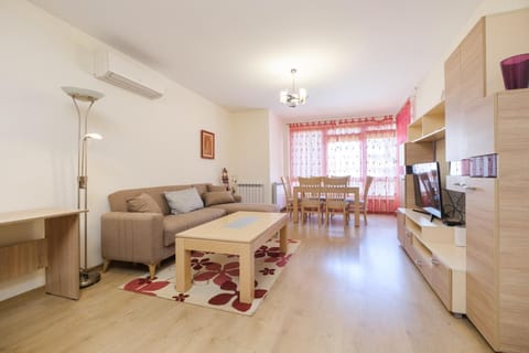 TV and multimedia, Kitchen or kitchenette, Living room, Seating area, Dining area, air conditioner