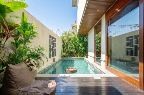 Patio, Swimming pool, Swimming pool, sunbed
