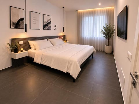 Bed, TV and multimedia, Photo of the whole room, Bedroom