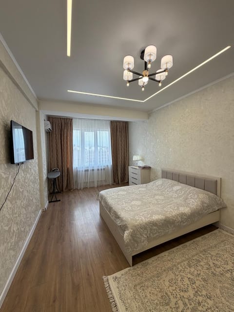 Bed, TV and multimedia, Photo of the whole room, Bedroom