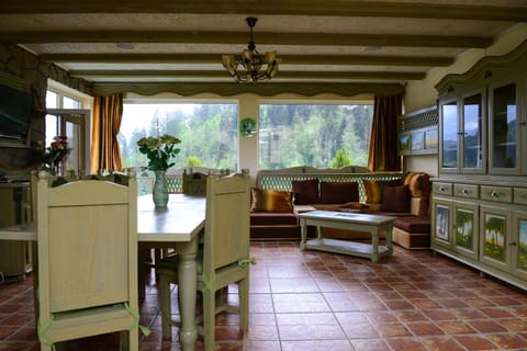 Communal lounge/ TV room, Balcony/Terrace