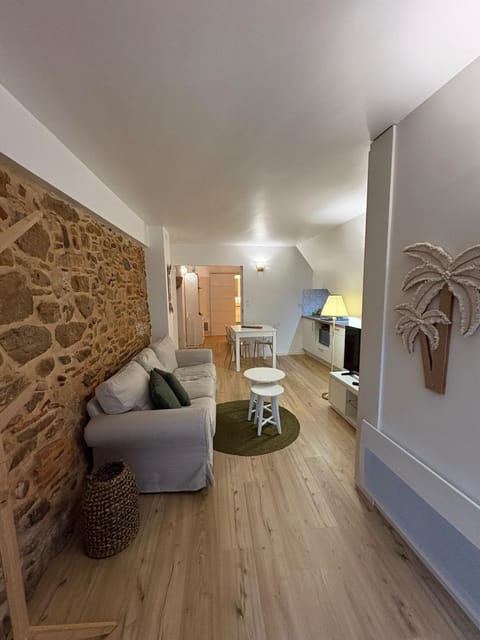 TV and multimedia, Kitchen or kitchenette, Living room, Seating area
