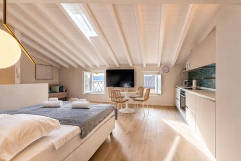 Bed, TV and multimedia, Living room, Photo of the whole room, Seating area, Bedroom