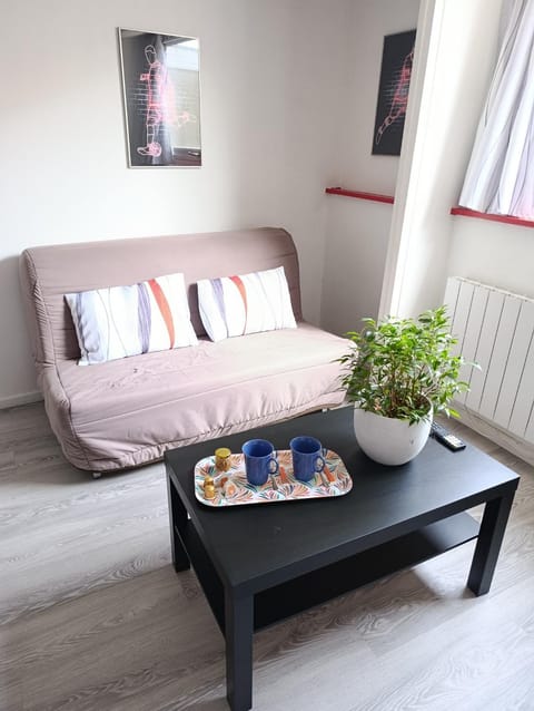 Bed, Living room