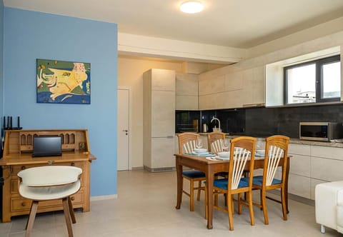 Kitchen or kitchenette, Living room, Seating area, Dining area, oven, stove