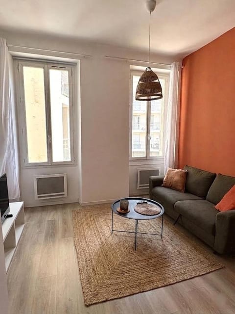Living room, Seating area, internet