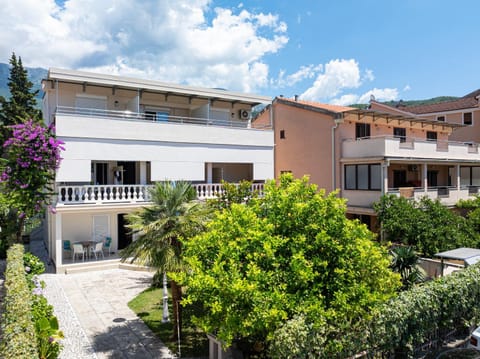 Property building, Day, Garden, Garden view