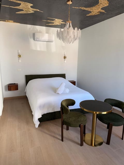 Bed, Photo of the whole room, Seating area, Bedroom