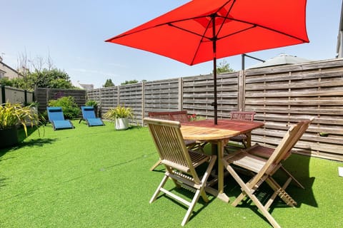 Property building, Balcony/Terrace, Living room