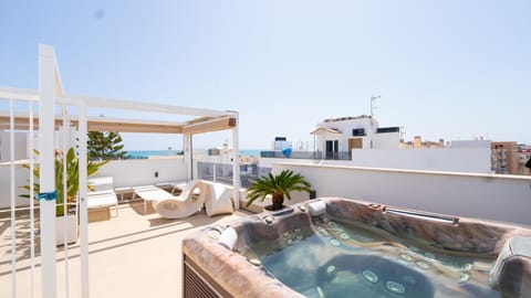 Hot Tub, Hot Tub, View (from property/room), Balcony/Terrace, Balcony/Terrace, Spa and wellness centre/facilities, Sea view, furniture, sunbed