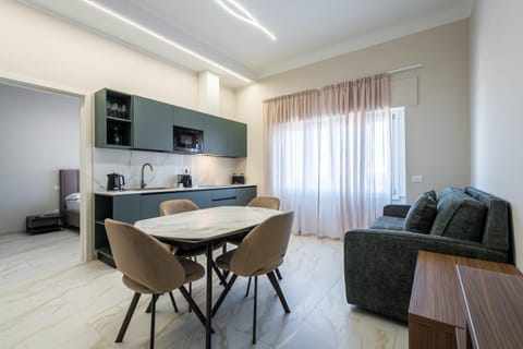 Coffee/tea facilities, Kitchen or kitchenette, Seating area, Dining area