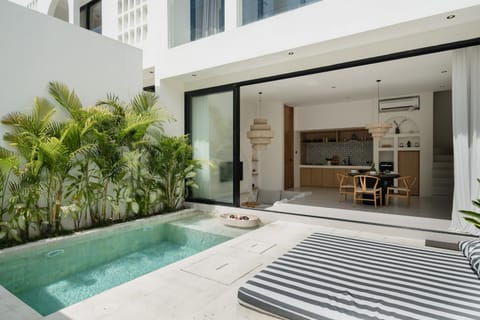 Balcony/Terrace, Kitchen or kitchenette, Dining area, Pool view, Swimming pool, sunbed