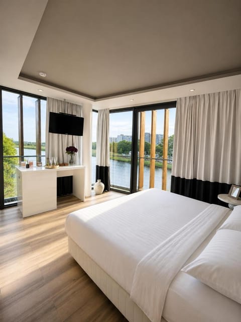 TV and multimedia, View (from property/room), Other, Bedroom, Landmark view, River view, River view