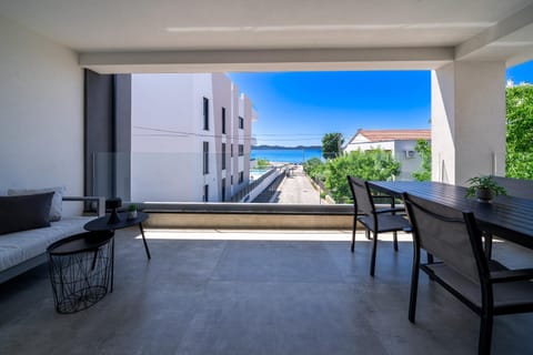 View (from property/room), Balcony/Terrace, Living room, Seating area, Dining area