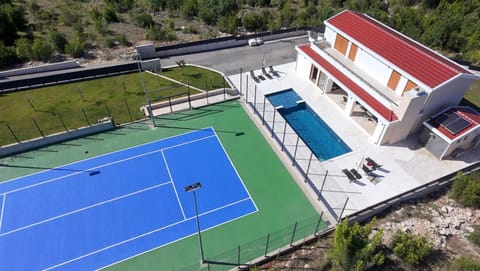 Tennis court, Swimming pool