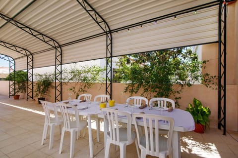 Property building, Balcony/Terrace, Living room