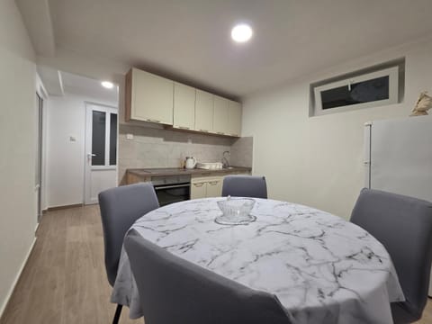 Kitchen or kitchenette, Dining area, stove