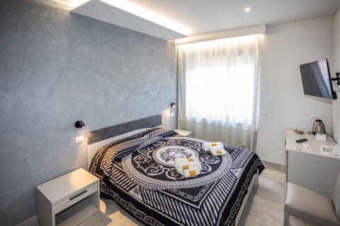 Bed, TV and multimedia, Photo of the whole room, Bedroom, towels