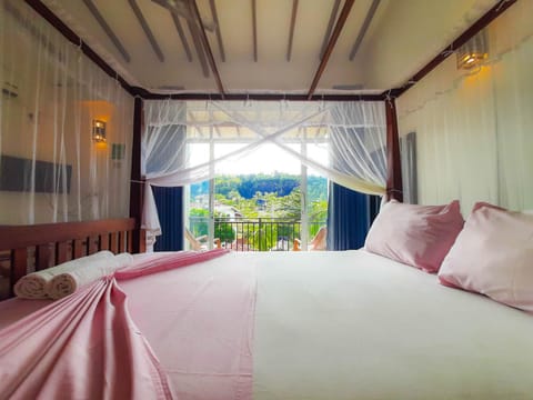 Communal lounge/ TV room, Bed, TV and multimedia, Bedroom, Sunset, fireplace, air conditioner