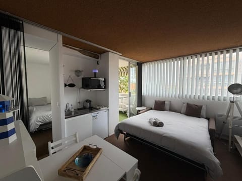 Communal lounge/ TV room, TV and multimedia, Coffee/tea facilities, Kitchen or kitchenette, Living room, microwave, stove, towels