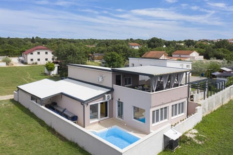 Property building, Day, Neighbourhood, Natural landscape, Bird's eye view, Pool view, Street view, Swimming pool