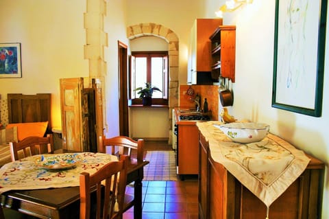 Kitchen or kitchenette, Seating area