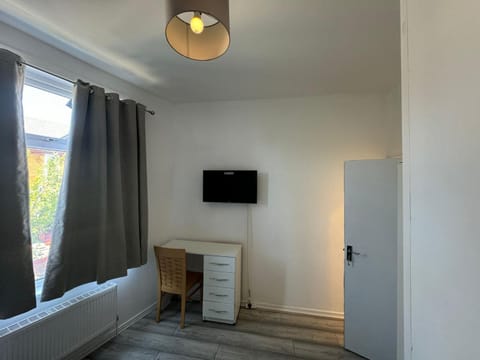 TV and multimedia, Seating area, Bedroom