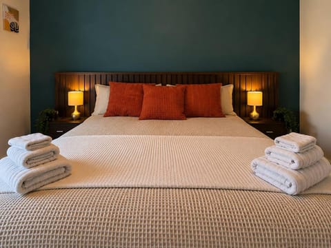 Bed, Decorative detail, Bedroom, towels