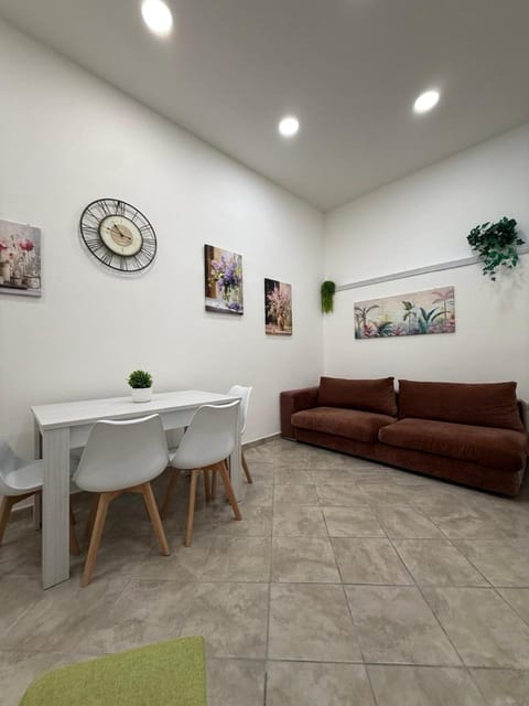 Living room, Decorative detail, Seating area, Dining area, air conditioner