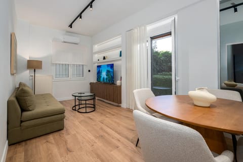 TV and multimedia, Living room, Seating area, Dining area