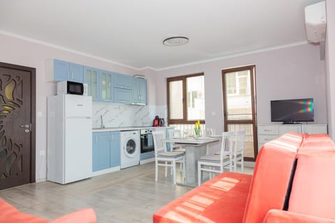TV and multimedia, Kitchen or kitchenette, Living room, Seating area, Dining area, oven, pet friendly, stove, washing machine