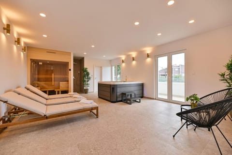 Shower, Hot Tub, Sauna, Spa and wellness centre/facilities, sunbed