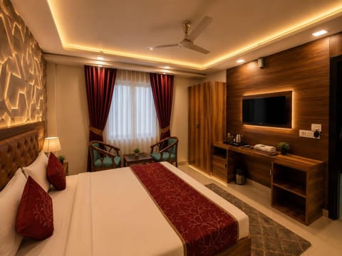 Property building, Communal lounge/ TV room, Bed, TV and multimedia, Photo of the whole room, Evening entertainment, Bedroom, fireplace, hair dresser, air conditioner