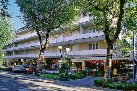 Property building, Facade/entrance, Spring, Day, Neighbourhood, City view, Street view