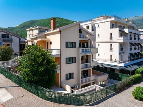 Property building, Day, Neighbourhood, Street view, Location