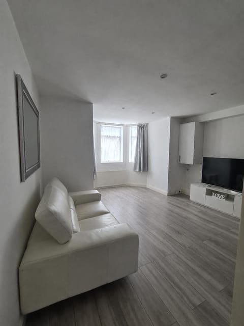 TV and multimedia, Living room, Seating area, Evening entertainment