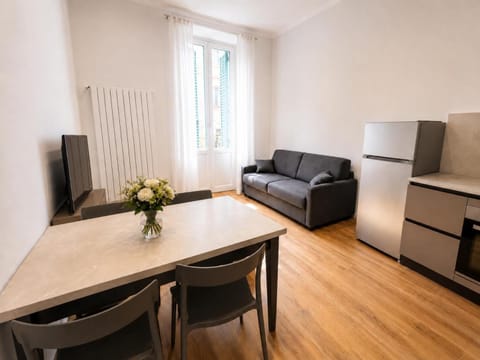 Kitchen or kitchenette, Living room, Seating area, Dining area